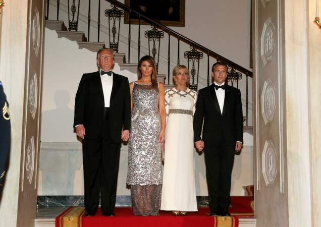 Emmanuel Macron et sa femme la Première Dame Brigitte Macron en robe Louis Vuitton à dorures