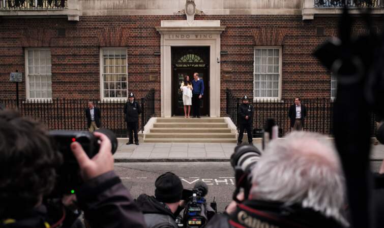 Le prince William, Kate Middleton et bébé Charlotte devant l'hôpital St-Mary de Londres en 2015