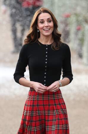 Kate Middleton avec un top en cachemire Brora et une jupe écossaise signée Emilia Wickstead