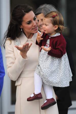 Kate Middleton tente de calmer sa fille la princesse Charlotte le 1er octobre 2016