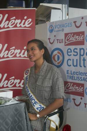 Vaimalama Chaves, Miss France 2019, a enchaîné par une séance de dédicaces à Trélissac