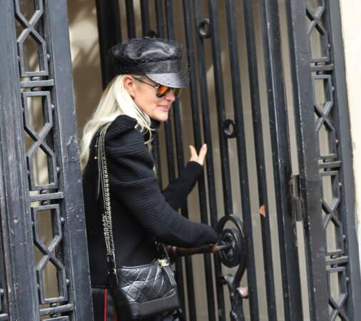 Laeticia Hallyday affichait un look très rock en allant voir son avocat ce vendredi 12 octobre. 