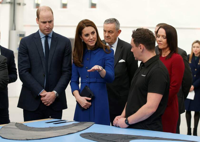 Kate Middleton et le prince William accordent leur tenue : lui en chemise bleue clair, elle en robe bleue roi