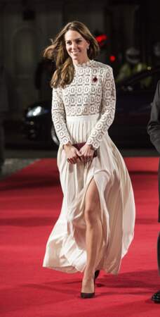 Kate Middleton en robe fendue Self Portrait, à la première du film "A Streetcat Named Bob" le 3 novembre 2016