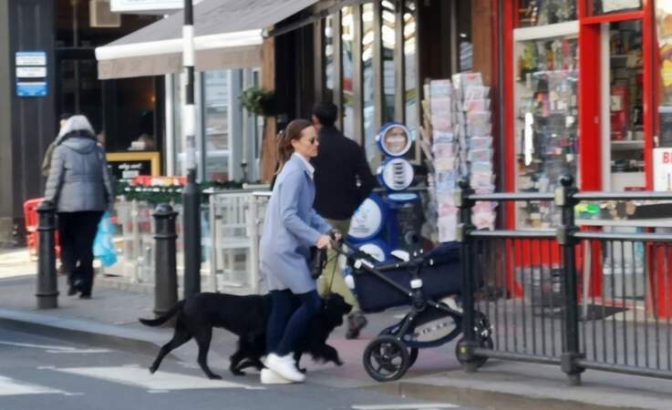 Pippa Middleton, avec son fils Arthur et ses deux chiens, dans les rues de Londres, le 25 mars 2019