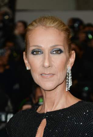 Céline Dion a bien fait d'oser le regard fumé lors de la Fashion Week parisienne. 