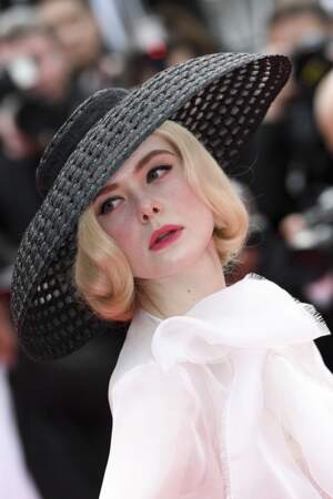 Elle Fanning, habillée et Dior et coiffée d'un sublime chapeau très 50's, le 21 mai 2019 à Cannes 