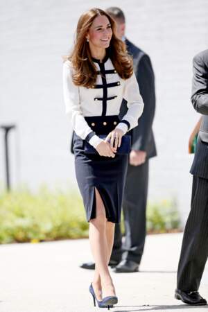 Kate Middleton en total look Alexander McQueen et pochette Stuart Weitzman, en 2014 à Buckinghamshire