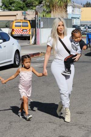 North West, la fille de Kim Kardashian, cette fois avec deux longues tresses