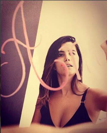 Karine Ferri joue la carte de la sensualité avec un "A comme Amour"