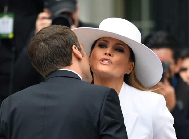 Melania Trump embrasse Emmanuel Macron