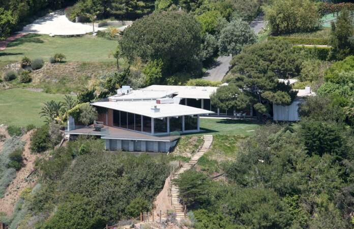 En 2005, c'est cette villa de verre qu'il a acquise à Malibu, pour mieux la revendre 12 millions d'euros en 2011.