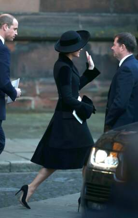 Princesse Kate salue la foule devant de la cathedrale de Chester