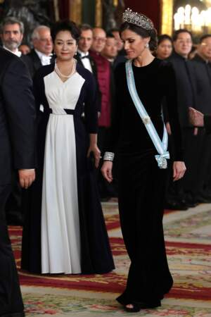 La reine Letizia d'Espagne très classe et sobre avec sa tiare, ses boucles d'oreille et ses bracelets Cartier