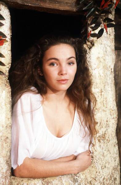 Claire Keim, cheveux châtains ondulés, en 1992 dans la comédie musicale "Paul et Virginie" de Jean-Jacques Debout