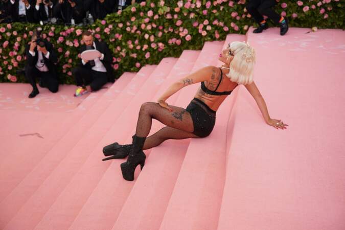 Lady Gaga exhibe son tatouage dorsal lors du gala du Met