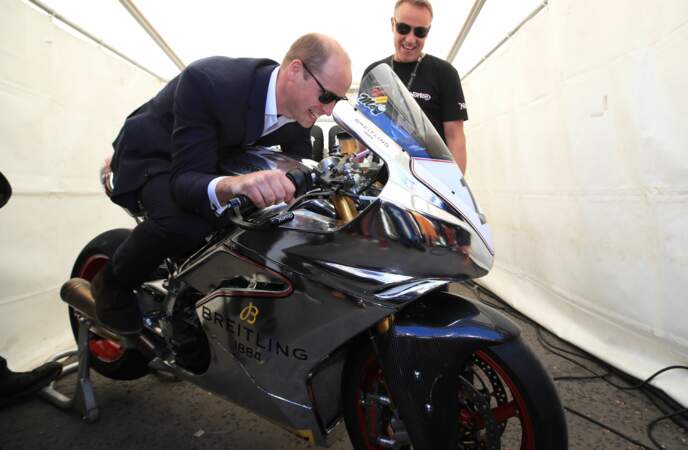 Le prince William essaie une moto