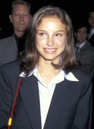 En 1995 l'actrice Natalie Portman se dévoile petit à petit au monde un petit carré épaule en guise de coiffure