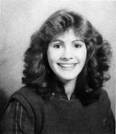 Julia Roberts et ses maxi boucles châtain, en 1984 alors qu'elle est encore lycéenne   