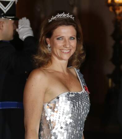 La princesse Martha Louise de Norvège opte aussi pour les boucles sous le diadème