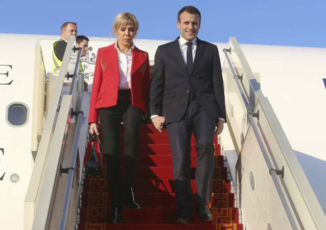 Emmanuel et Brigitte Macron arrivent à l'aéroport Tunis-Carthage
