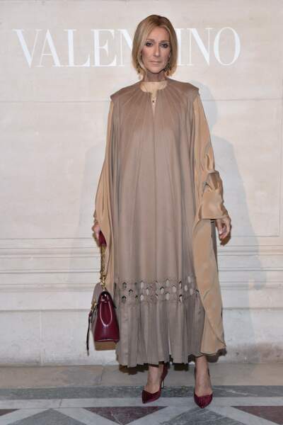 Céline Dion dans un total look beige pour le défilé Valentino