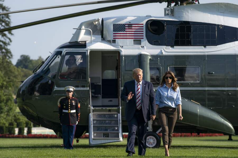 Melania Trump nous prouve que l'on peut décaler le look "militaire" chic avec de la couleur.