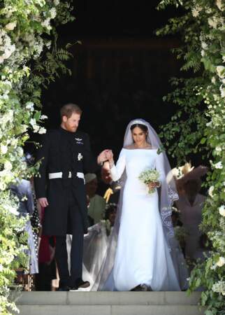 Le prince Harry et Meghan Markle, en robe Givenchy, à la sortie de chapelle St. George le 19 mai 2018