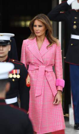 Les détracteurs de Melania Trump n'ont pas manqué de pointer le coût de son manteau : plus de 2500 euros