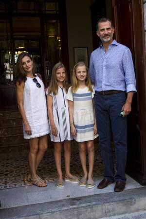 Letizia d'Espagne, avec ses deux filles: la princesse Leonor âgée de 12 ans et la princesse Sofia âgée de 10 ans