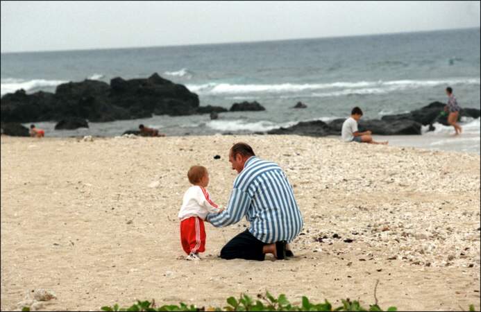 Jacque Chirac et son petit-fils Martin, sur la plage lors de vacances sur l'île de la Réunion, en 1997