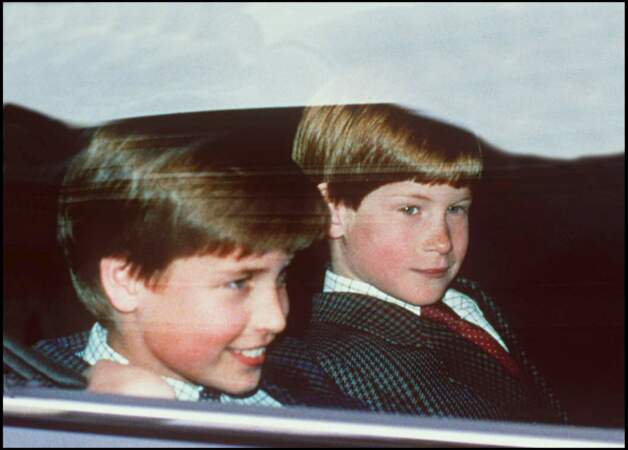 Le prince Harry et son grand frère William à bord d'une voiture à Londres, en 1994