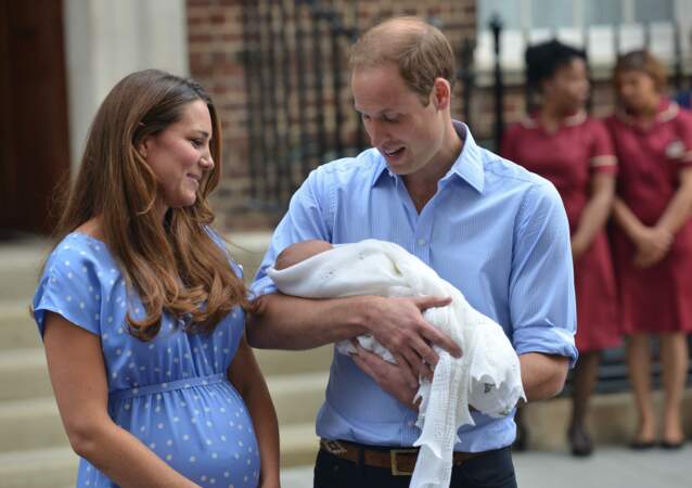 Le prince William et la duchesse de Cambridge Kate Middleton, présentent leur fils George le 23 juillet 2013