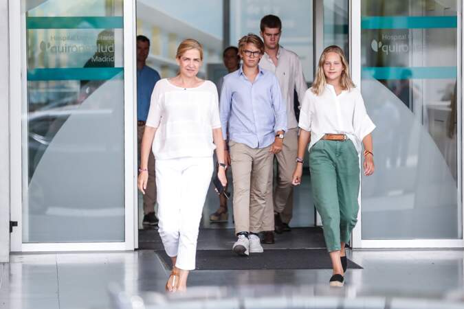 Cristina de Bourbon et ses enfants, Juan, Pablo et Irene Urdangarin, rendent visitent à Juan Carlo, le 26 août.