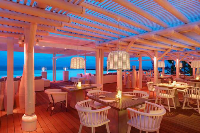 Le Beach Rouge, un restaurant de plage, les pieds dans l'eau au LUX* Belle Mare à l'île Maurice
