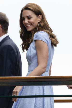 Kate Middleton porte une longue robe bleu pale sans manches