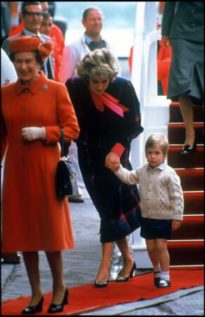 La reine Elizabeth, Lady Diana et le prince William lors d'une visite officielle en Écosse, en 1985