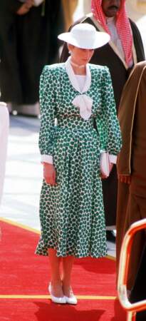 La princesse Diana en robe fluide verte lors de son arrivée en Arabie Saoudite en novembre 1986