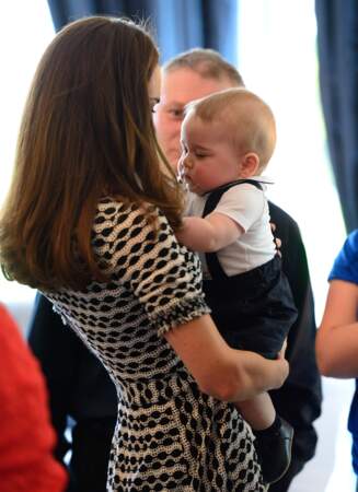 Le petit prince très intéressé par la robe de maman Kate