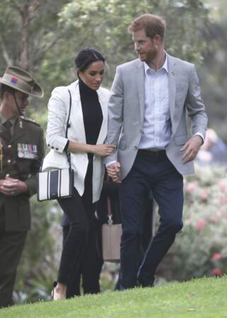 Meghan Markle, enceinte, porte un blazer L'Agence, et un sac Oroton made in Australia.