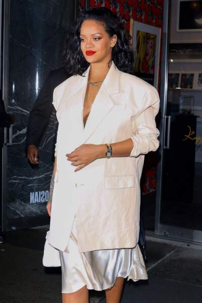 Rihanna mise sur un carré bouclé très naturel et une bouche rouge