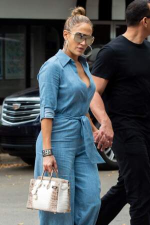 Jennifer Lopez et son sac Hermès en croco d'une valeur de 235 000 euros, à Miami, le 20 avril 2019.