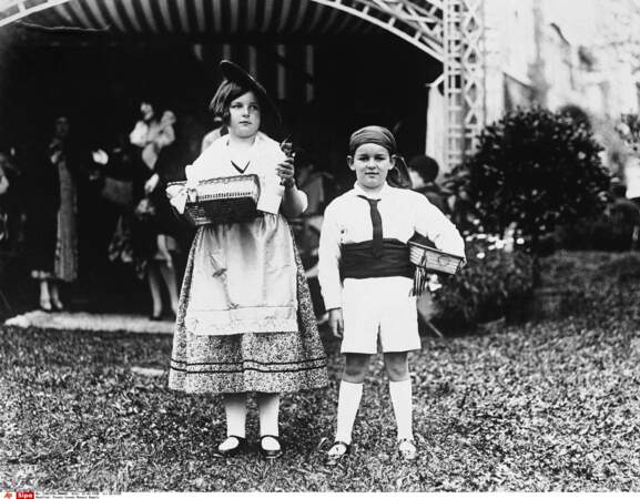 Leur grand-père, le prince Rainier III avec sa soeur Antoinette, en costume traditionnel (mars 1930)