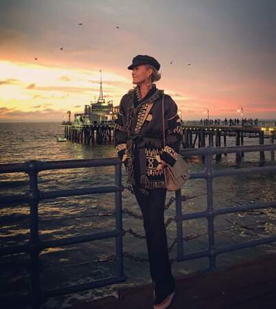 Laeticia Hallyday avec une casquette de marin et une veste ceinturée à franges à Santa Monica en décembre 2016