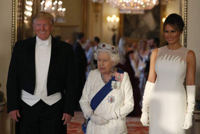 Donald et Melania Trump entourent la reine lors de leur visite officielle, à Buckingham, le 3 juin 2019.