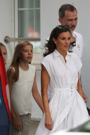 letizia d'Espagne chic même en vacances avec sa jolie robe blanche