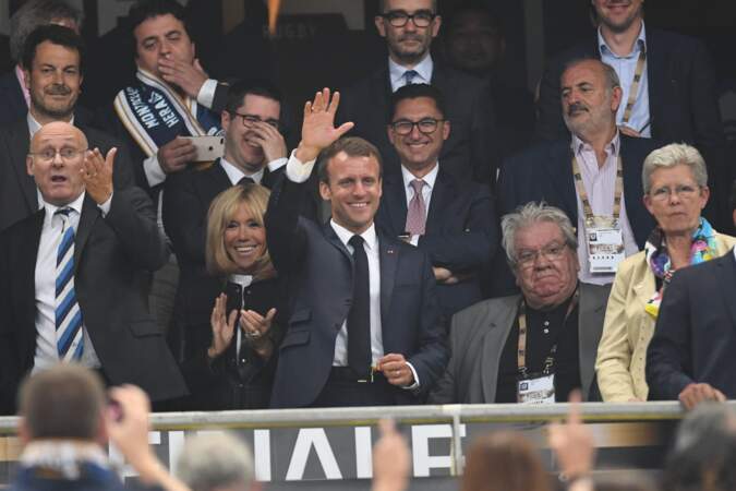 Emmanuel Macron en profite pour saluer les joueurs 