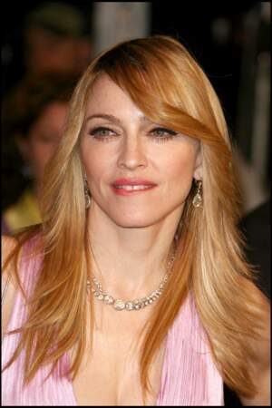 Madonna, et ses cheveux longs blonds cuivrés avec une large mèche sur le front, aux Oscars en 2006