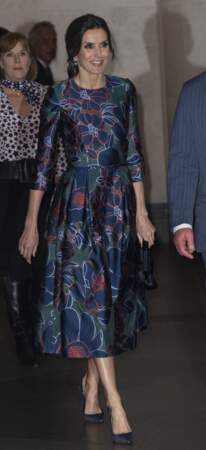 La reine Letizia d'Espagne portait une robe bleue et verte Carolina Herrera, associée à des escarpins Nina Ricci