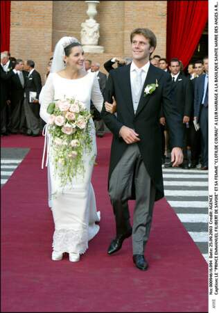 Clotilde Courau (en robe Valentino) et Emmanuel Filibert de Savoie lors de leur mariage à Rome en 2003